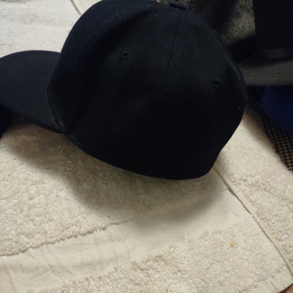 Men's fitted two black baseball caps - Picture 2 of 6